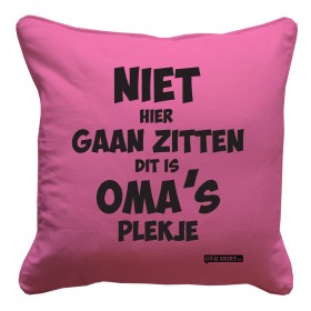 Niet hier gaan zitten dit is OMA's plekje. Leuk kussentje