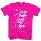 Stoere man draagt roze grappige t-shirts